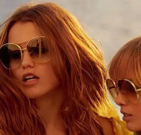 女明星把它宠上了天，一年四季走哪儿带它！