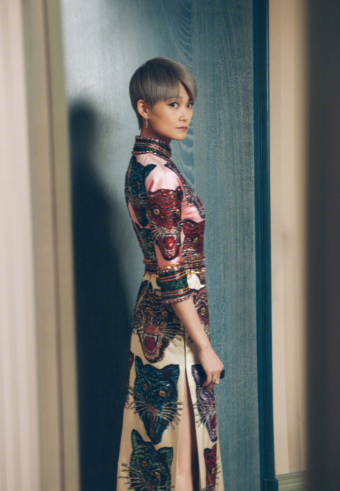 李宇春深v高叉鱼尾裙造型,李宇春穿西装的惊艳