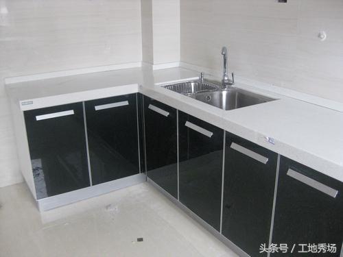 用了10年的橱柜坏了,用了一年厨房大理石台面有裂缝