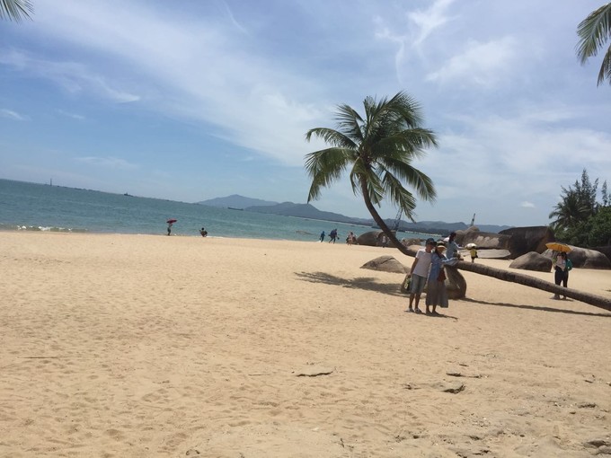 两个快乐的小阿妹神游三亚