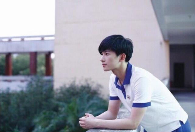 陈都灵演过什么校园剧,周冬雨女明星穿衣曝光瞬间