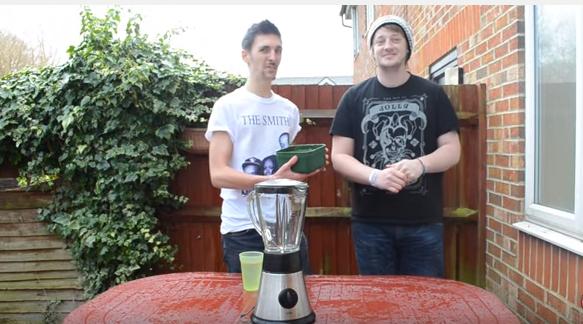 重口新高度！两男子“将活蛆搅碎后饮用”，看完我再也不想吃饭了