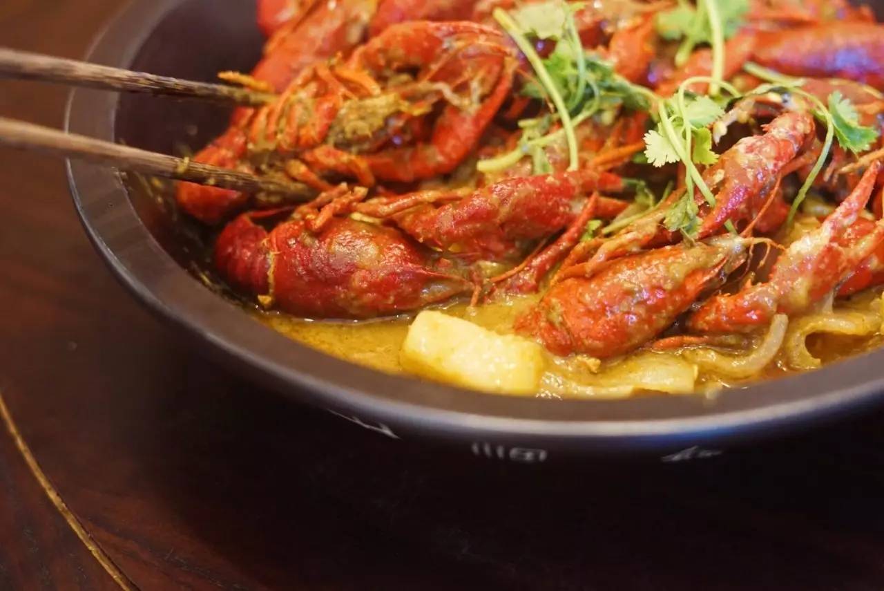 6张桌子,2个包厢,城南这家连导航都搜不到的私房小馆子,却藏着《食神》级别的蛋炒饭……