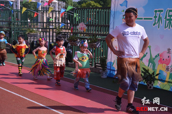 幼儿园环保时装秀垃圾袋做的服装,幼儿园手工塑料袋时装秀