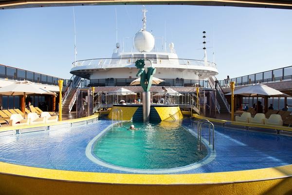 坐着豪华游轮,坐着邮轮看世界