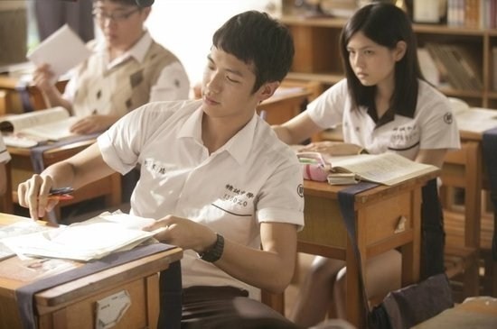 陈都灵演过什么校园剧,周冬雨女明星穿衣曝光瞬间