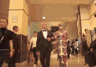 李宇春深v高叉鱼尾裙造型,李宇春穿西装的惊艳