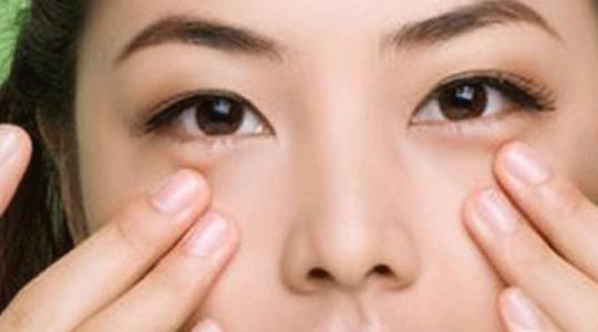 熊猫眼怎么祛除鱼尾纹,熊猫眼怎么去鱼尾纹