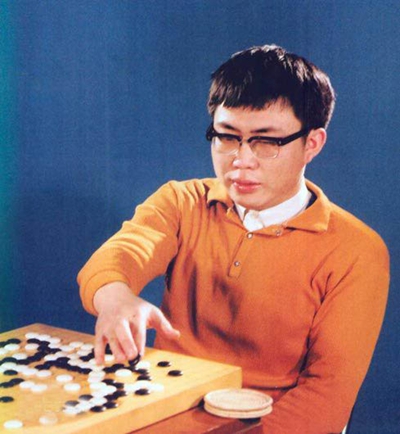 65岁棋圣聂卫平近照，离婚两次后娶小23岁美女，被骂第一渣男