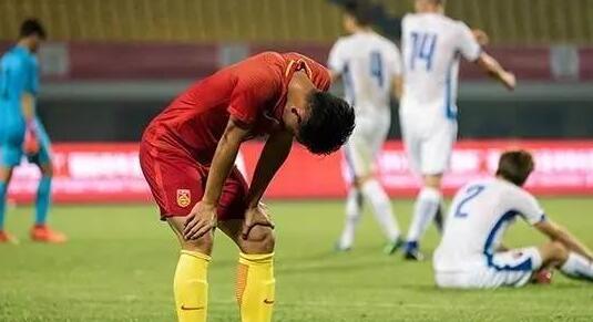 一边是青年队3连败垫底,一边是穷学生攒钱买足球,足协都干啥了