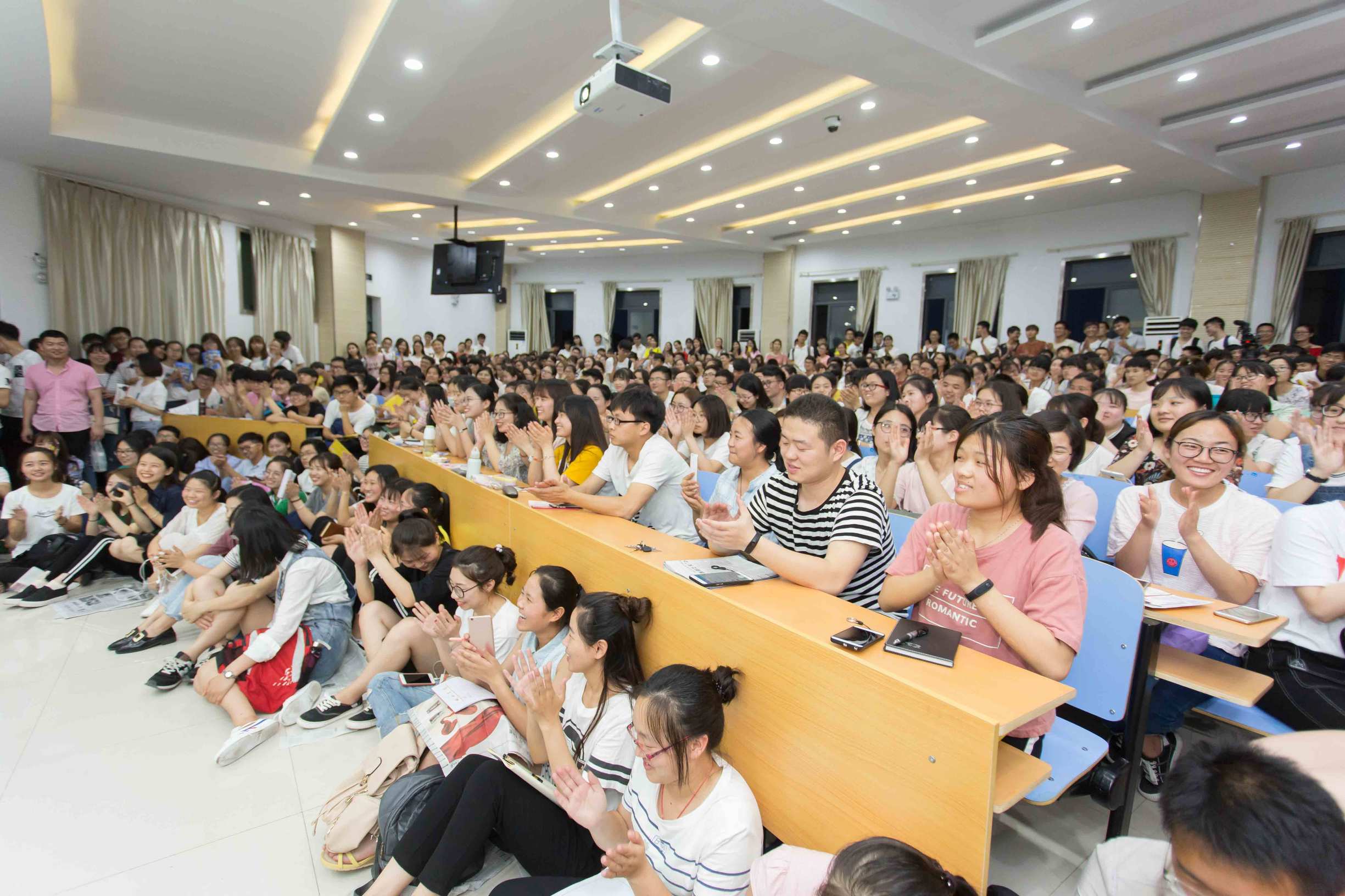 考研讲座何凯文,考研机构培训老师何凯文照片