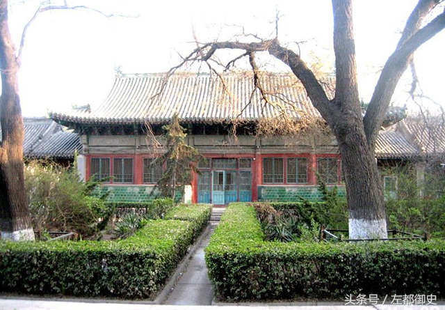 十三爷胤祥死后,子孙一代不如一代,王府被迫搬了三次家