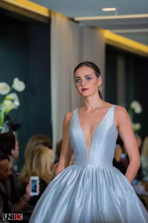 谁家的婚纱可以让你在海边举办婚礼也不怕晒黑？