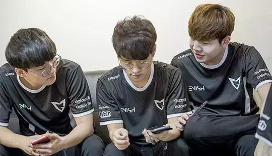 韩国版棒球服街拍,韩国lck夏季赛