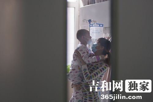 除夕夜九台4岁的小然然被诊断为白血病躺在病床上