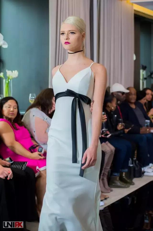 谁家的婚纱可以让你在海边举办婚礼也不怕晒黑？