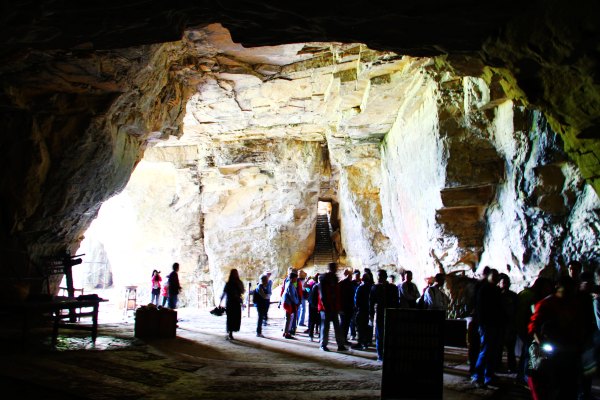神农架有几个洞,神农架有一个神秘的深谷