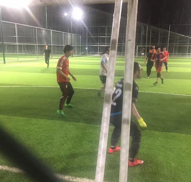 至上励合撕逼大战偶遇鹿晗踢足球小s曝与老公闺房情事