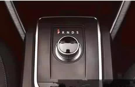 电子档行驶中挂入p挡一次会坏吗,电子挡行驶中突然挂入p会怎样