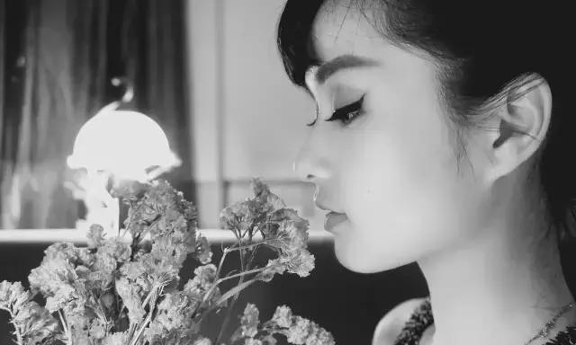 奥黛丽赫本妆教程,如何化妆赫本妆