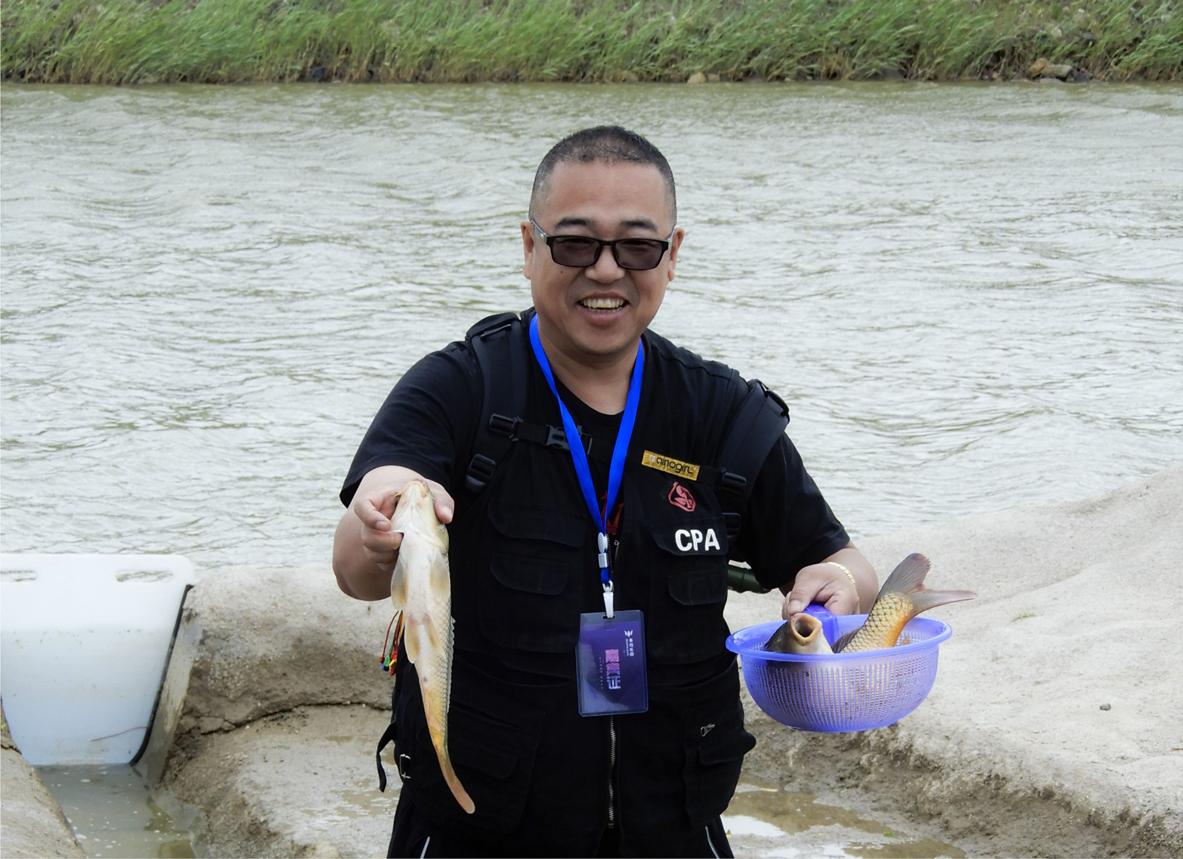捕鱼捉到螃蟹,出海捕鱼和赶海哪里好玩