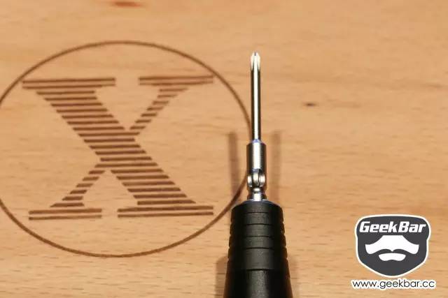 一套12合一的螺丝刀,一套小的螺丝刀