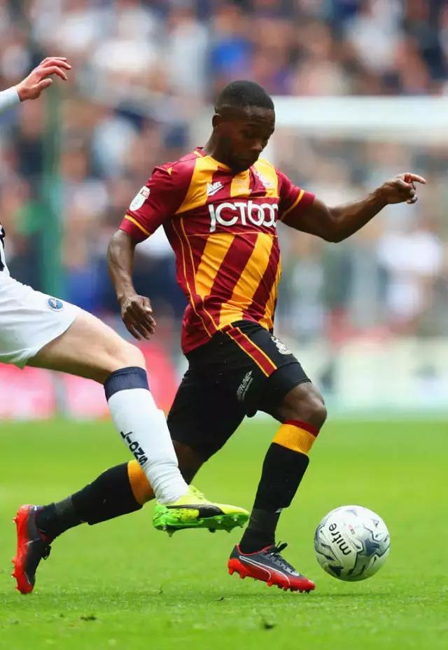 他们都穿什么篮球鞋,他们穿什么衣服翻译