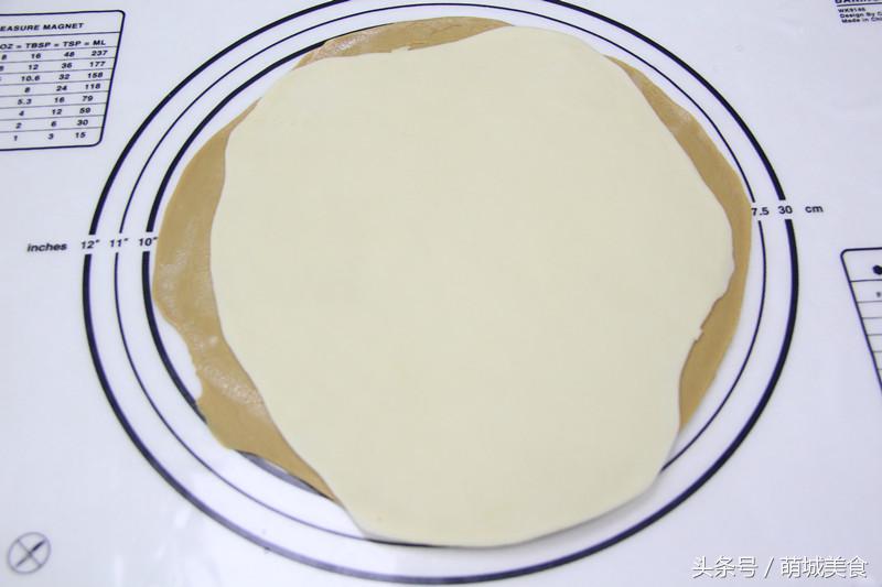 咬起来脆啵啵，嘎吱嘎吱的猫耳朵连婆婆都说好吃