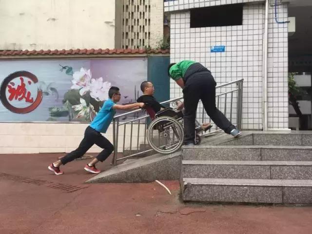 在身体“渐渐冰冻”的23年里，他用心温暖了1400多名学生