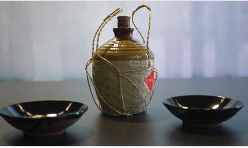 本是做生意，却陪乞丐喝光自家的酒，乞丐变参王，送他钱财又送妻