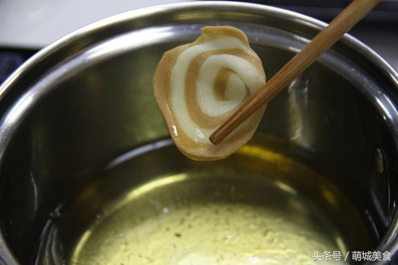 咬起来脆啵啵，嘎吱嘎吱的猫耳朵连婆婆都说好吃