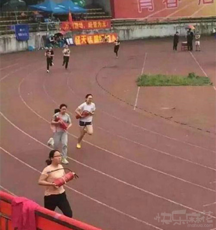 十条笑话：阎王爷：武大郎，你的帽子还没摘下来