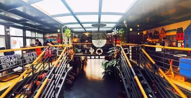 一对夫妻一墙之隔开两家咖啡店，上演的不是相爱相杀，而是了解