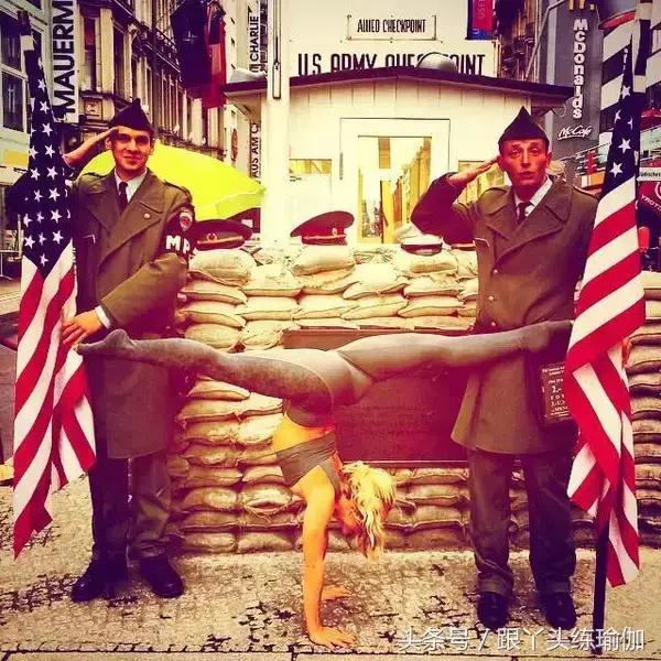 她是一名瑜伽教练英文,瑜伽老师环球旅行