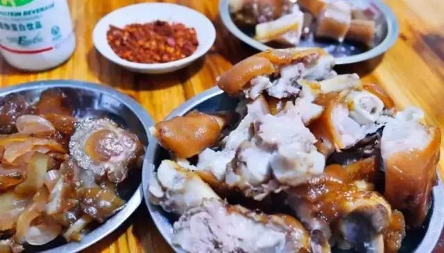 成都的夏夜，就适合穿起拖板儿鞋，整点卤菜，来盘冷啖杯！