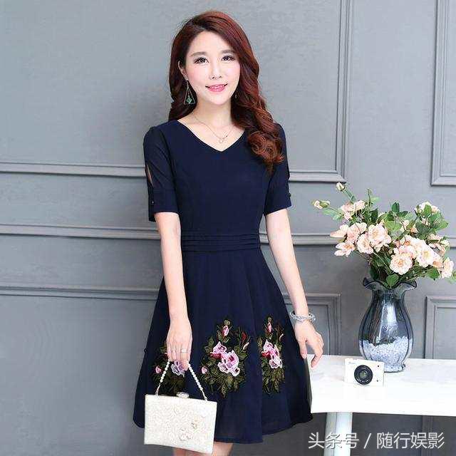 搭配气质款连衣裙的平底鞋,春碎花连衣裙长裙配平底鞋