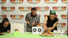 小仓鼠挑战大胃王吃热狗比赛，完胜两脚兽