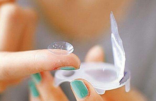 戴隐形眼镜对眼睛有什么影响,隐形眼镜怎样佩戴才不伤眼