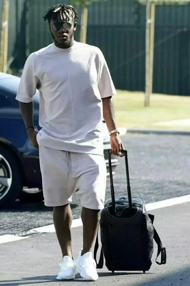 他们穿着什么英文翻译,他们穿着什么用英文怎么说