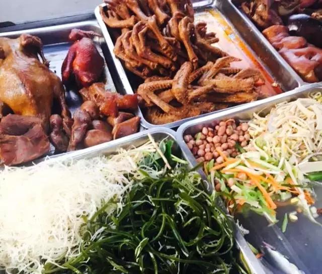 成都的夏夜，就适合穿起拖板儿鞋，整点卤菜，来盘冷啖杯！