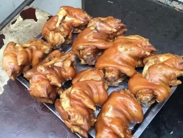 成都的夏夜，就适合穿起拖板儿鞋，整点卤菜，来盘冷啖杯！