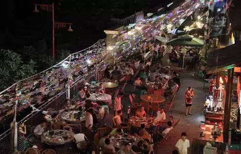 湖北潜江五七油焖大虾火爆场面,正宗潜江五七油焖大虾荆州店