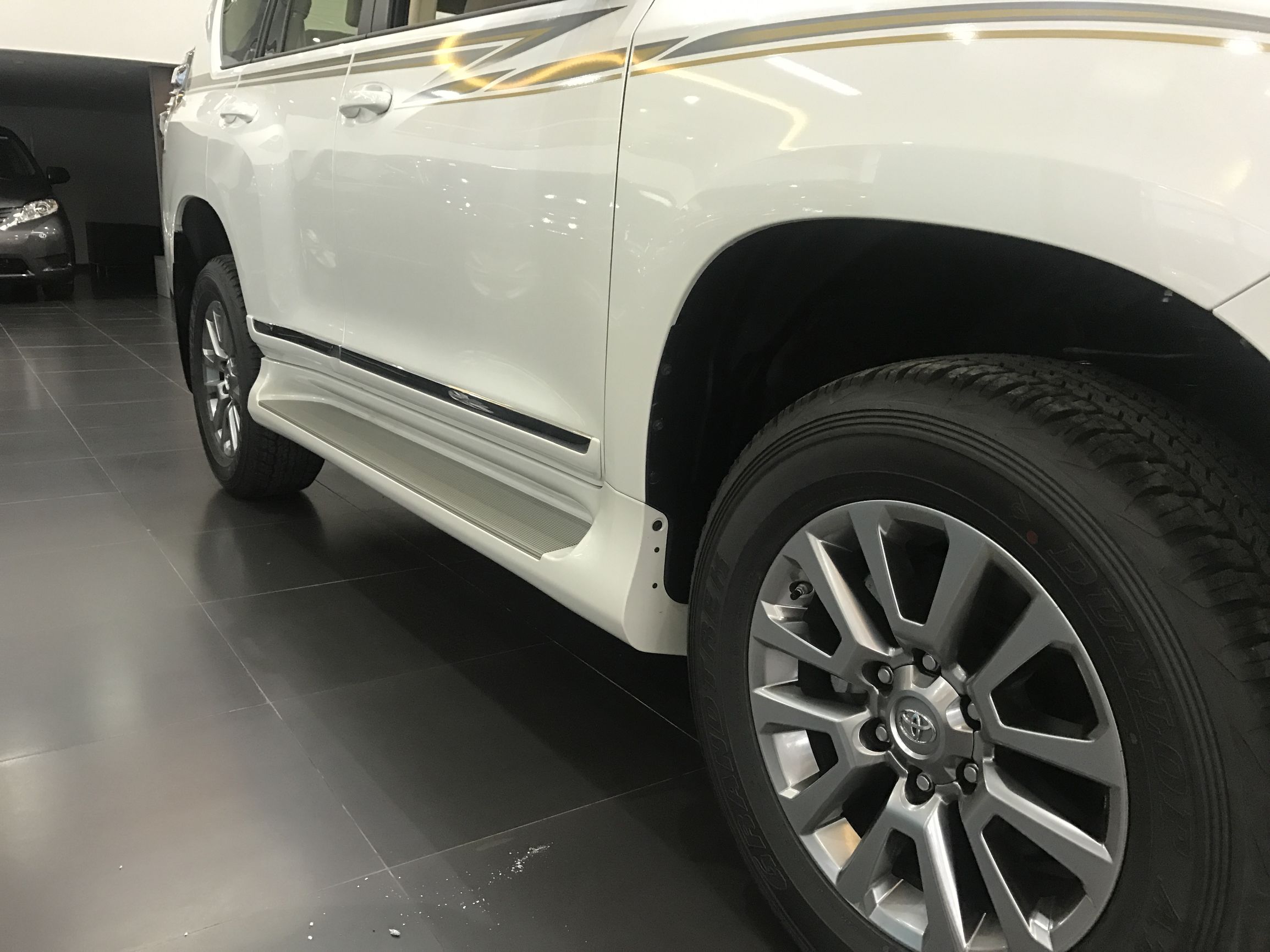 18年顶配限量版酷路泽熏黑大灯,19款丰田霸道顶配限量版