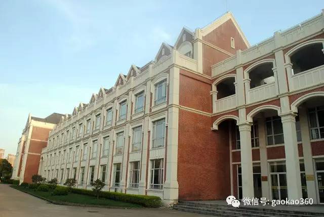 “学贯中外”之上海外国语大学