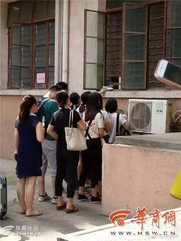 最陕西|缴费窗口高有1.7米这真的也算是无奈吗?