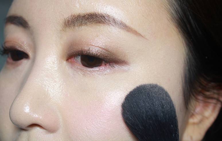 粉底们的《奶酪陷阱》：奶冻、微光、慕丝粉饼，谁还能赢气垫粉底