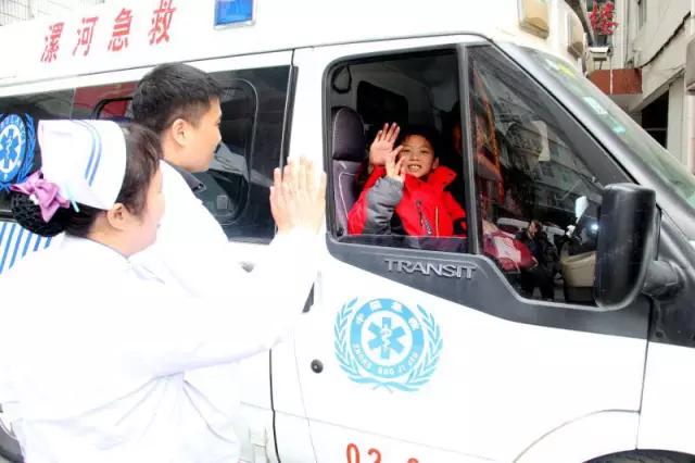 医者仁心温暖贫困患者,医者仁心施恩救小孩