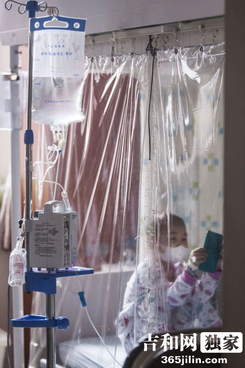 除夕夜九台4岁的小然然被诊断为白血病躺在病床上