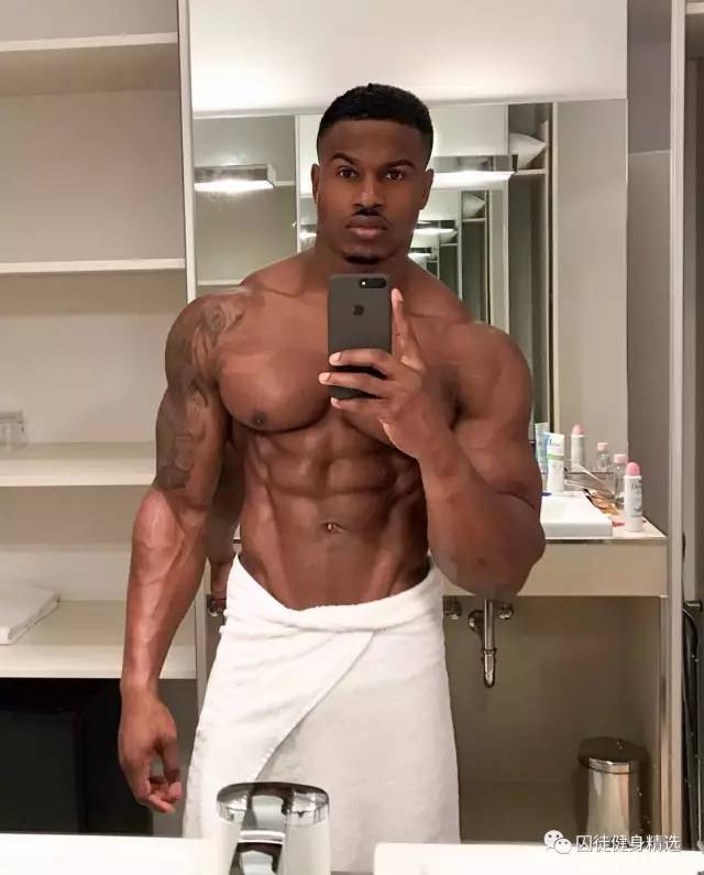 用雕刻刀雕刻动物,用木头雕刻熊猫