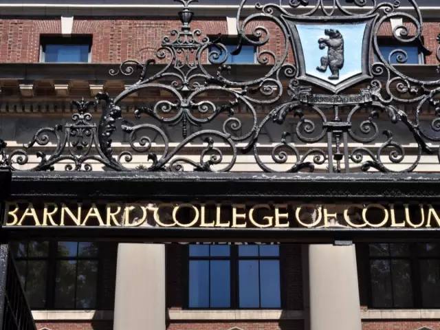 美国排名300左右的大学,美国排名前30的大学有哪些呢